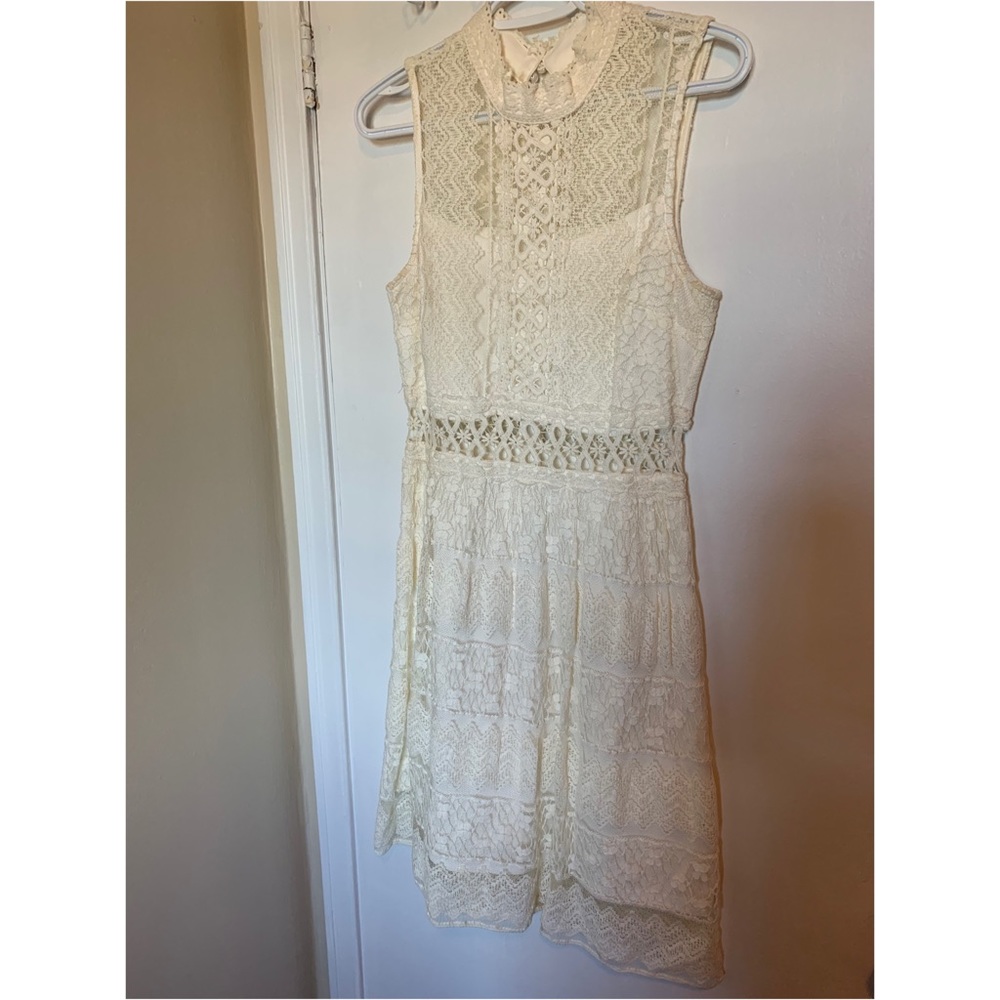 Envy off-white lace dress with details